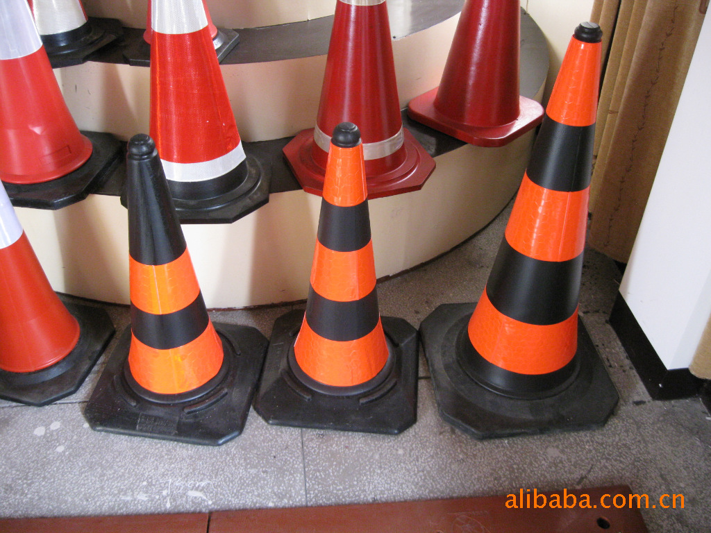 供应多款 出口 塑料路锥 pe路锥路标 高强反光膜75 100cm