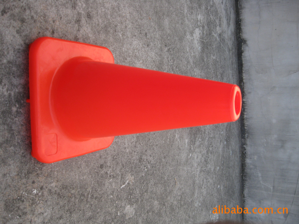 供应30cmPVC路锥 0.6kg 注塑pvc路障 赛车场活动用锥形标识