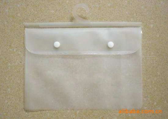 供应PVC磨沙软胶袋0.3mmm透明化妆包装袋挂钩PVC高周波电压袋厂家