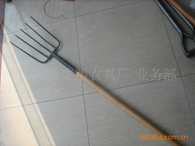 木柄馬草叉----美洲款式的整體鍛造耙頭