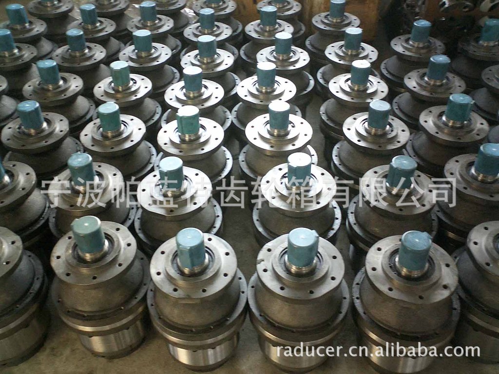 太阳能轨道追踪器回转驱动装置