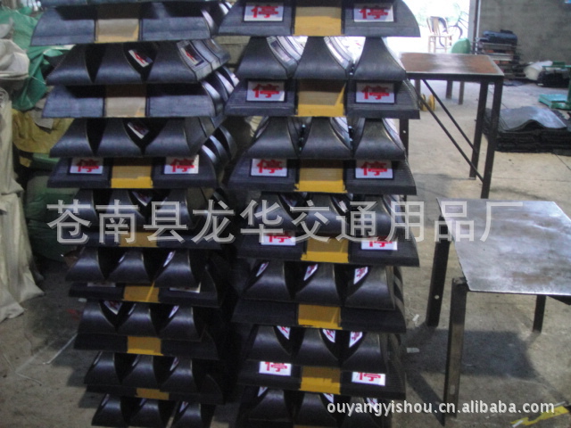 橡胶车轮定位器，车轮挡车器，车库停车器，橡胶停车器，定车器。