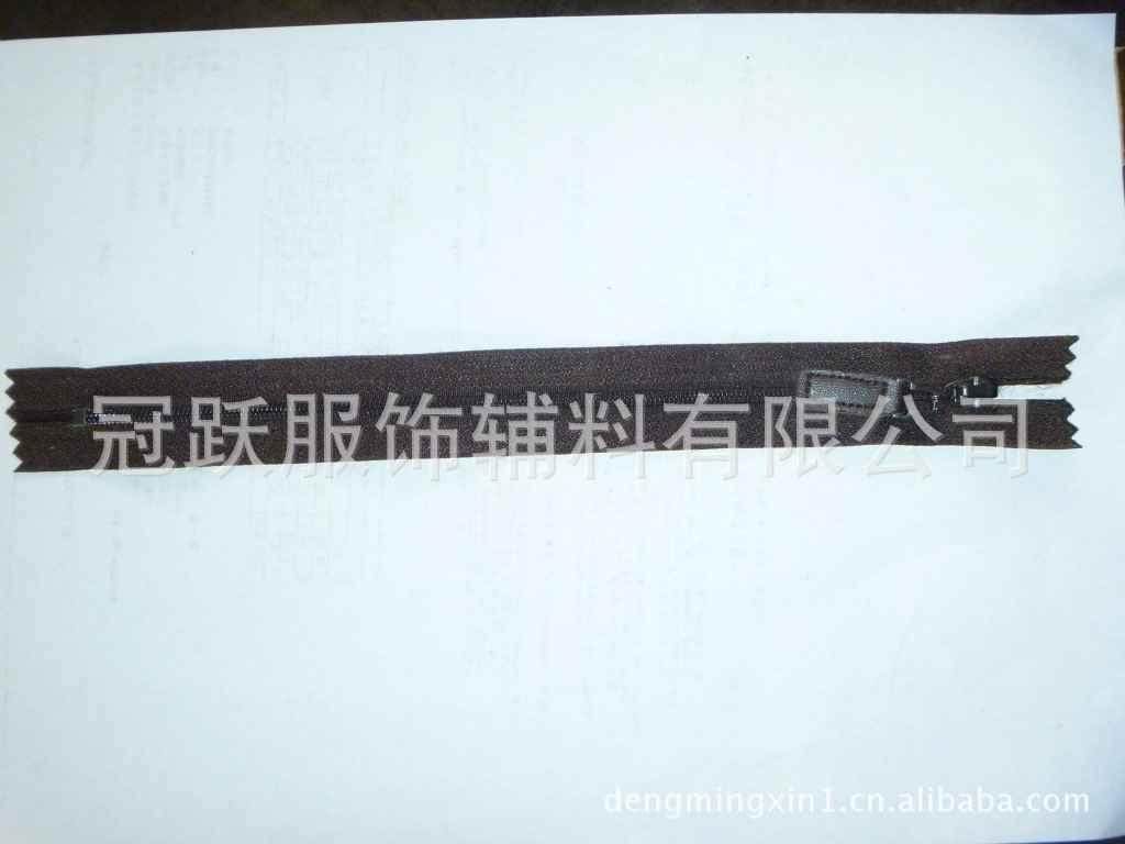 常熟拉链厂生产3#尼龙闭口拉链,拉头为皮拉片