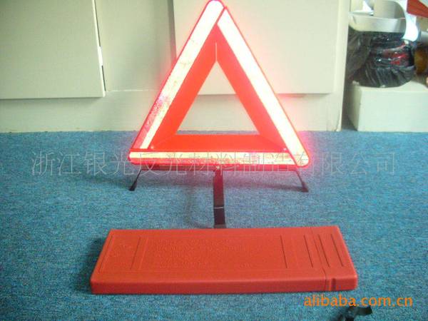 Long -term supply of reflective triangle warning signs at night