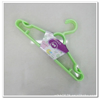 【厂家直销】8015 家居用品 成人专用 多彩塑料衣架