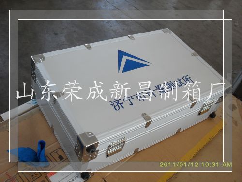 供应各种魔术道具铝箱  表演箱  筹码箱  铁皮箱 航空箱 运输箱