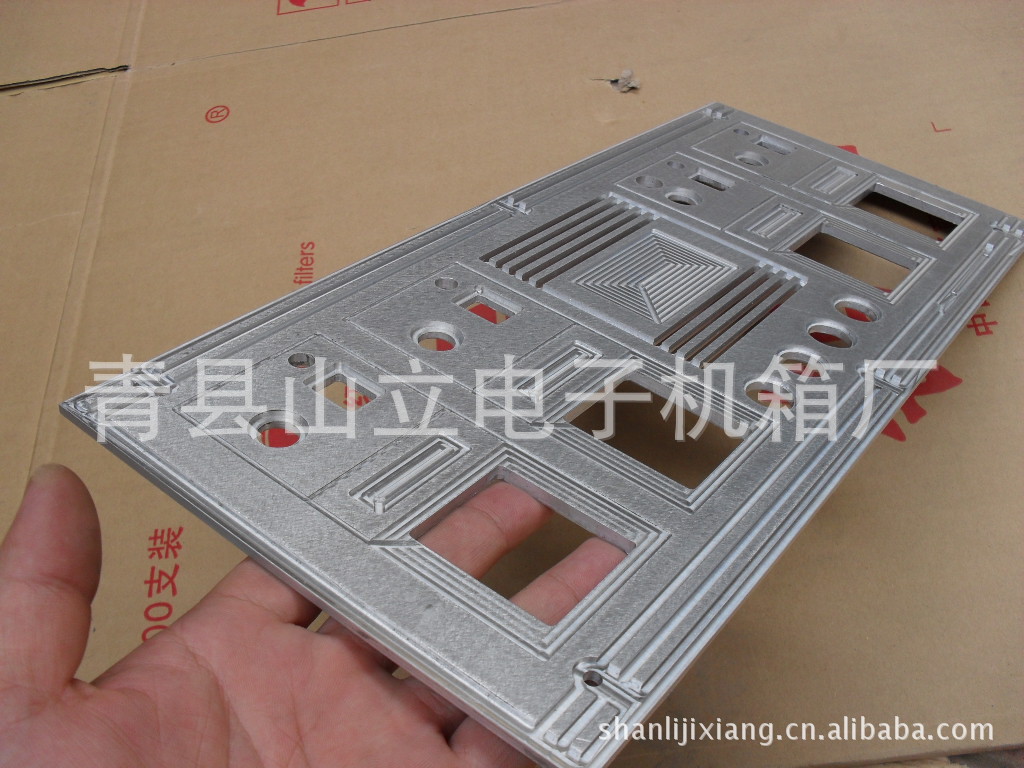 提供精密铝制品雕刻，各种机箱配电柜面板