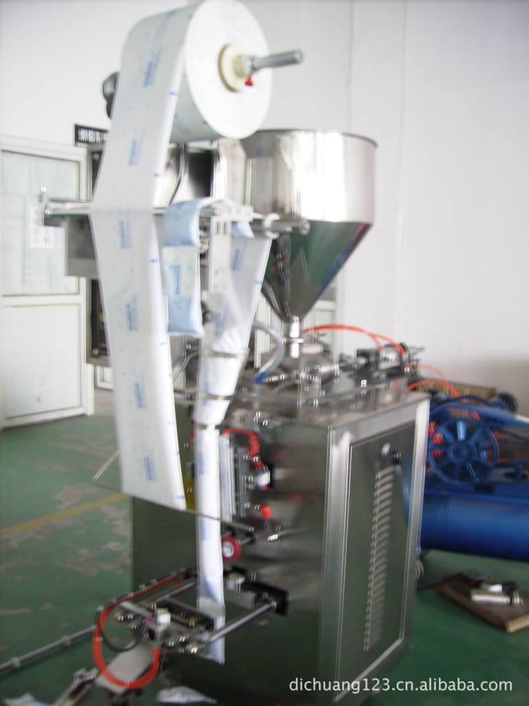 液体包装机，液包机，冼衣液包装机，美容水，爽肤水包装机