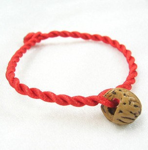 Bracelet en Corde rouge Noyau de pêche - Ref 3446764 Image 12