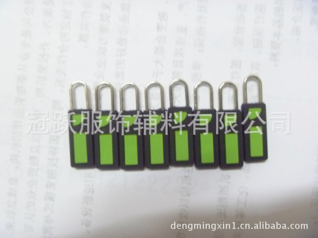 生产【滴塑双色合模拉链头】PVC拉牌 