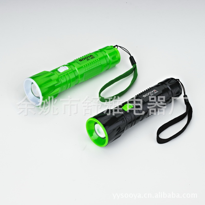 2017新款LED手電筒 可調焦強光燈手電筒 3節7號電池戶外手電筒