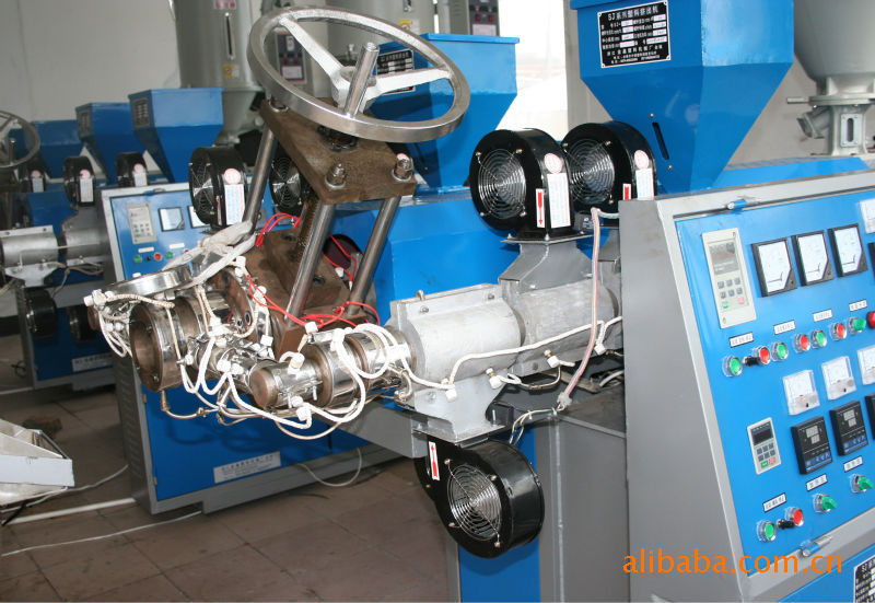 厂家供应定做塑料单色、双色、三色藤条机组、塑料挤出机。