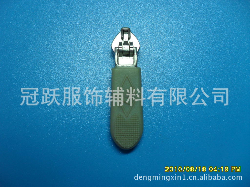 供应服装服饰5#YG注塑拉头、5#t弹簧头箱包拉片、软胶拉头