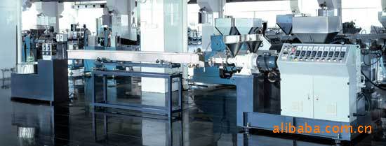 供应塑料三色仿藤押出生产线 pe混色仿藤机设备