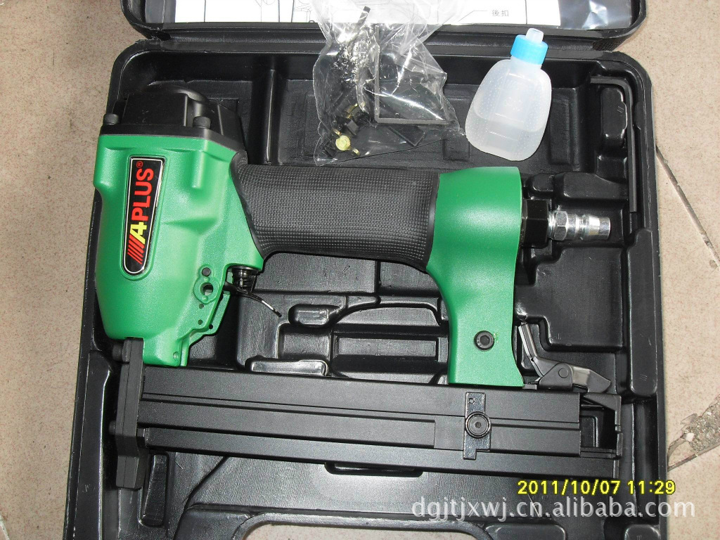 供应V-15AH角钉枪---相框厂的气钉枪组装不卡钉木工高效率