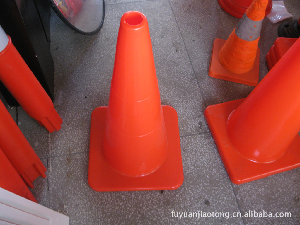 供应72cm加重 pvc路锥 75cm 出口品质 pvc路标 软性路障