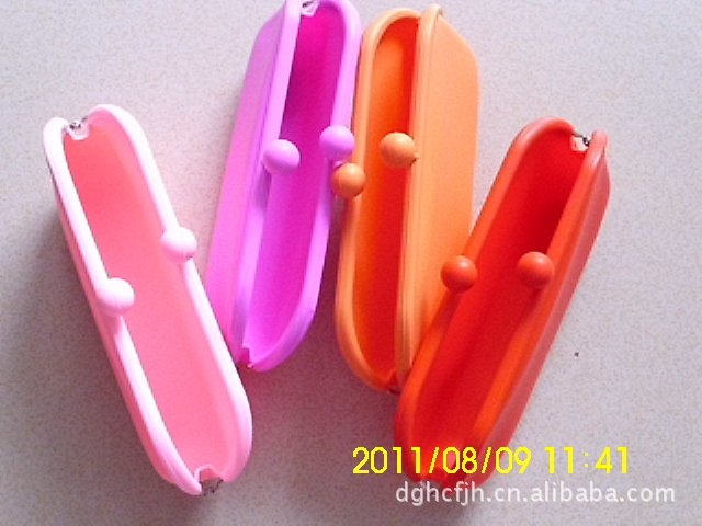 低价供应各类硅胶钱包 眼镜包 名片包 手机包 化妆包