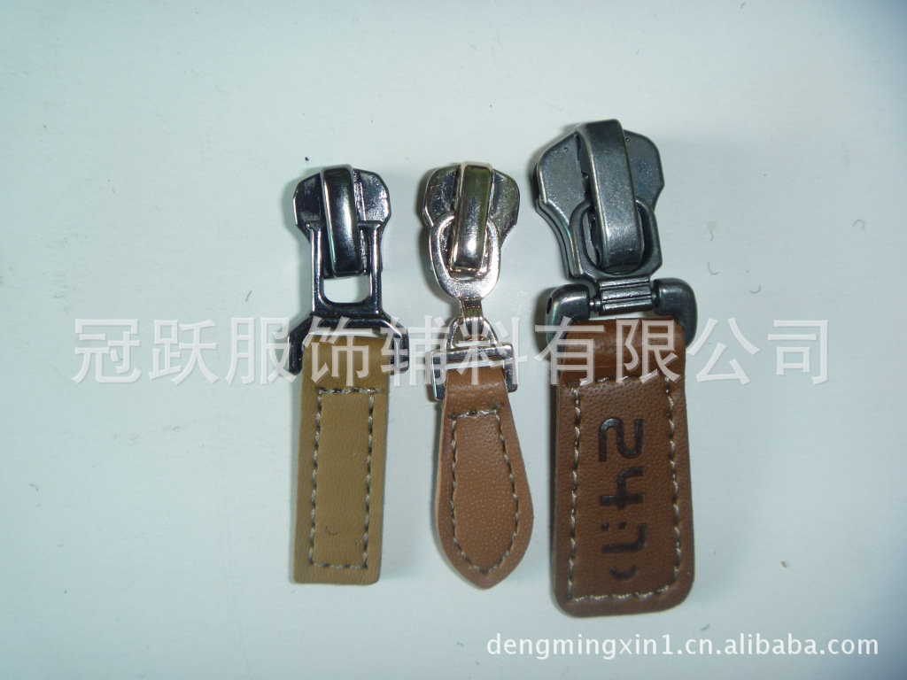 厂家直销皮拉链头、皮拉片、真假皮牌