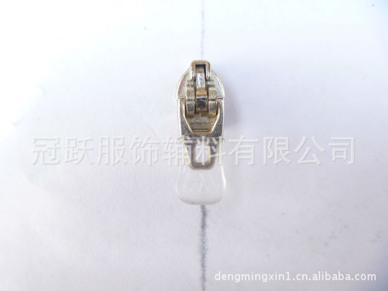 厂家【3#尼龙YG注塑拉头】【3#弹簧头塑胶拉片】，欢迎来样开模