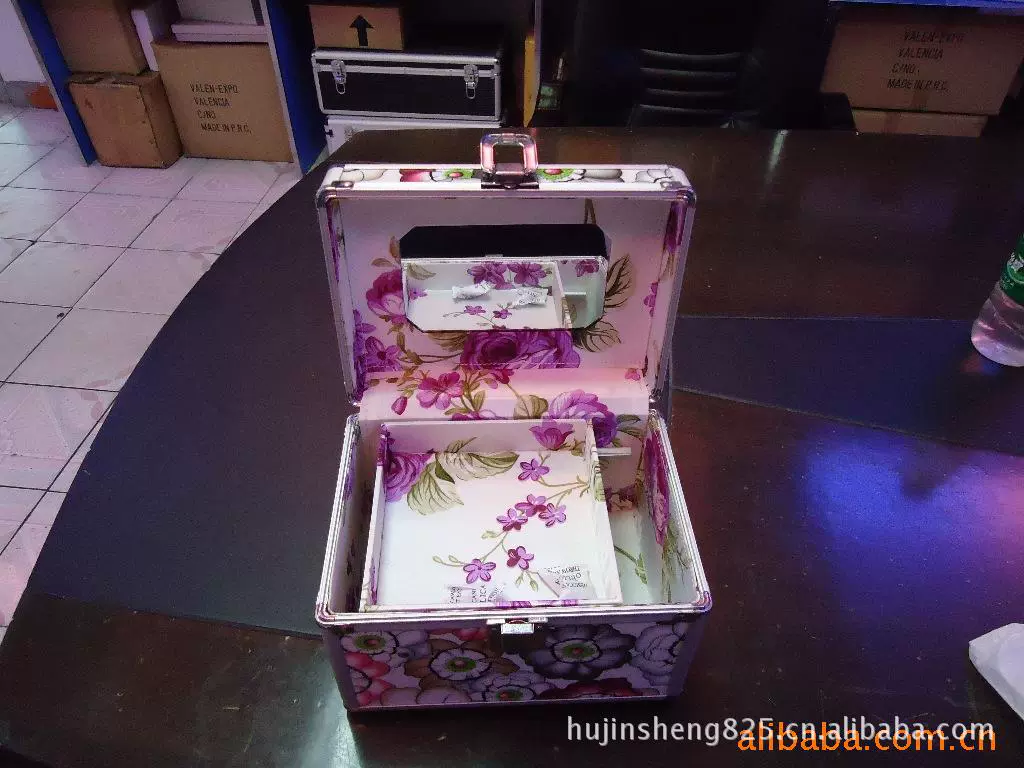 Professional metal universal capacious cosmetic storage box