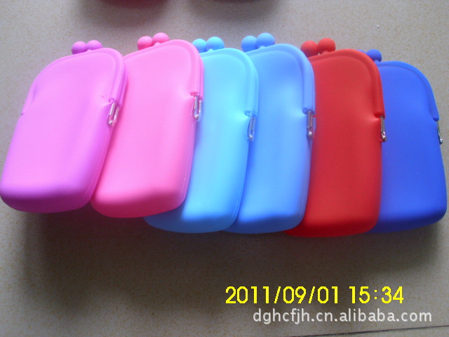 低价销售硅胶手机包 眼镜包 小钱包 钥匙包