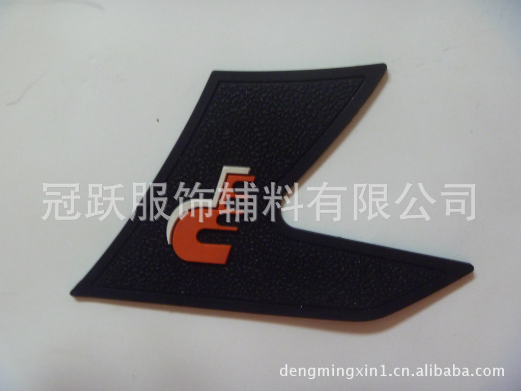 供应运动包上的滴塑标，材质PVC，PVC商标合作客户免费出样