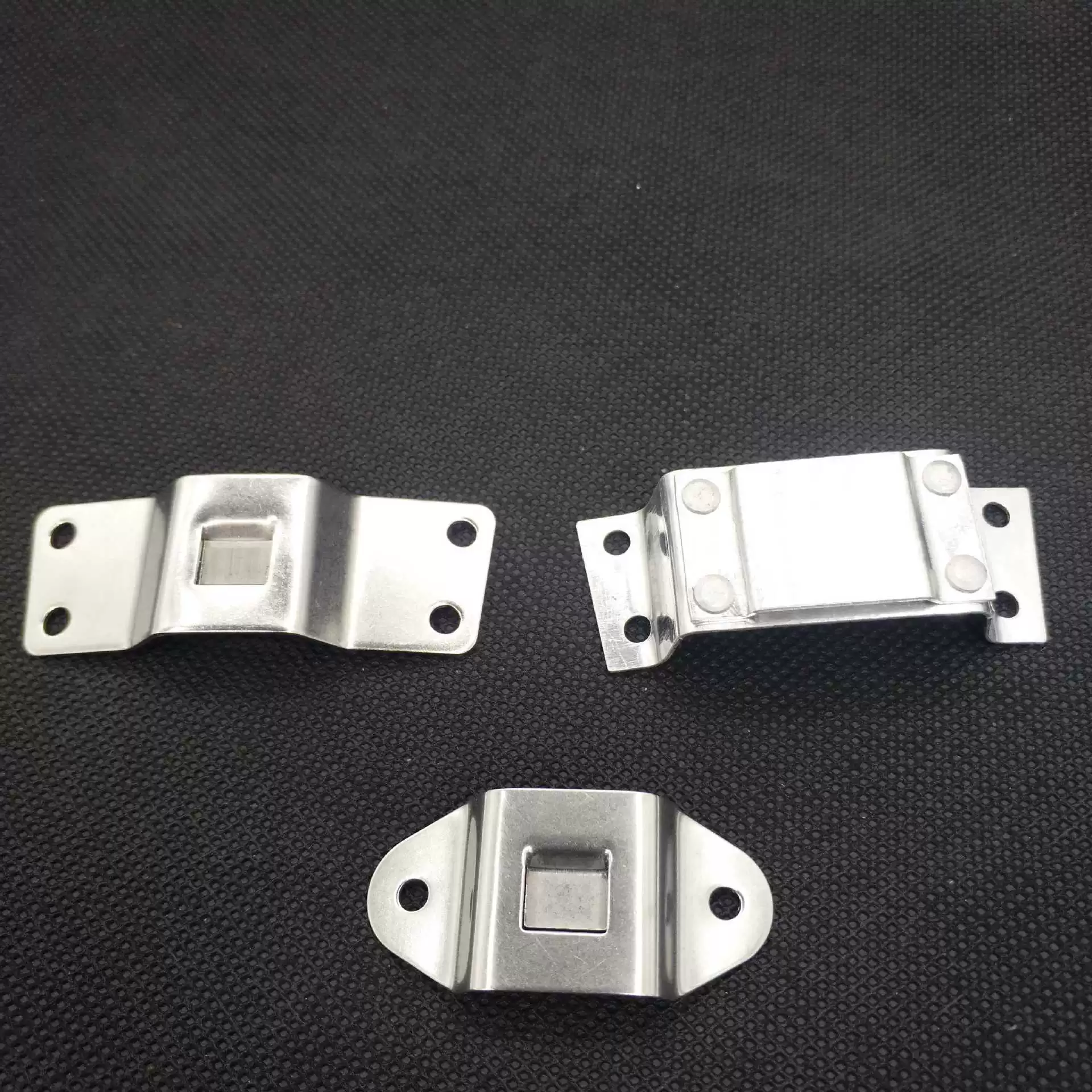 Производитель поставляет крепления для фонарей на каски, крепления для налобных фонарей, фурнитуру, портативные светодиодные фонари для крепления на голову.