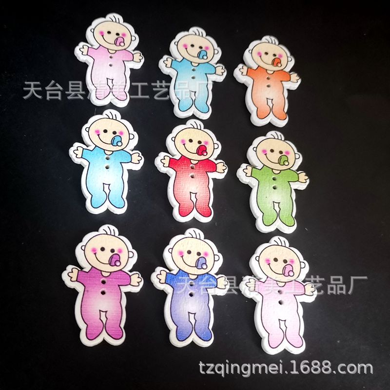 Muñeca de madera de fondo blanco Botones de madera decorativos biberón pintado pequeño bebé artesanía 50 piezas por paquete