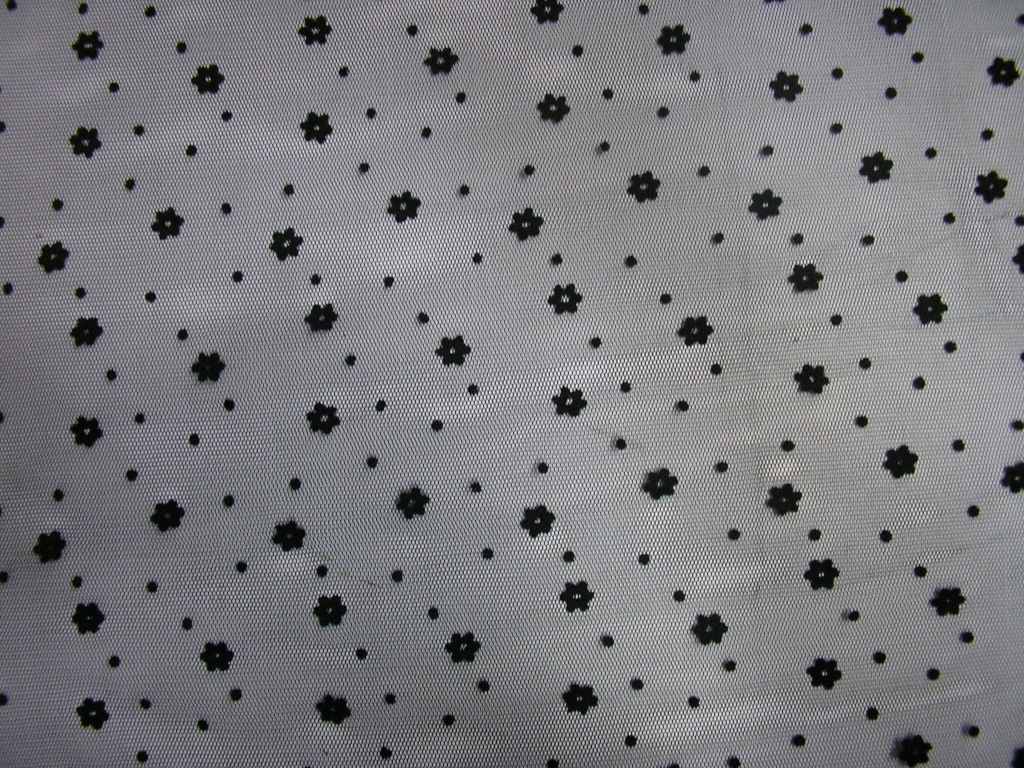 供应多色多款24眼底布小梅花植绒 蓬蓬裙面料 儿童婚纱网眼布