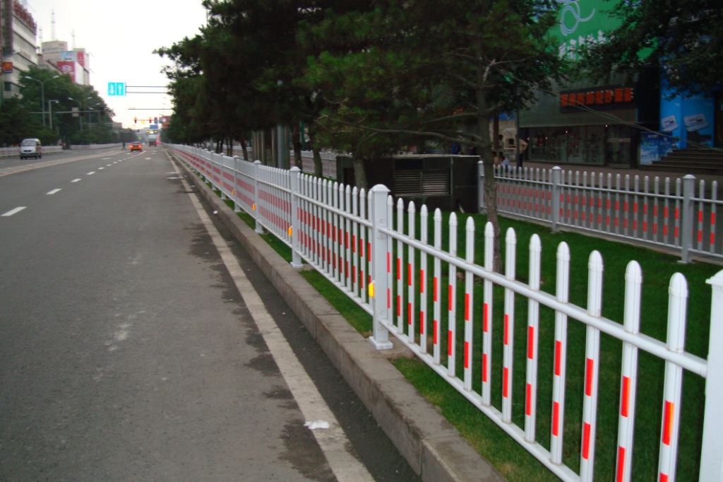 安徽草坪防护栏加工 PVC锌钢围墙防护栏 家用草坪护栏围墙防护栏