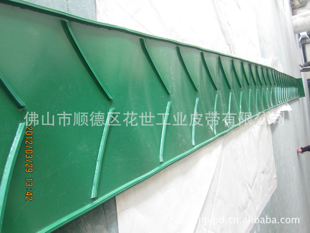 定制绿色输送带裙边输送带pvc工业皮带 人字形工业皮带橡胶同步带