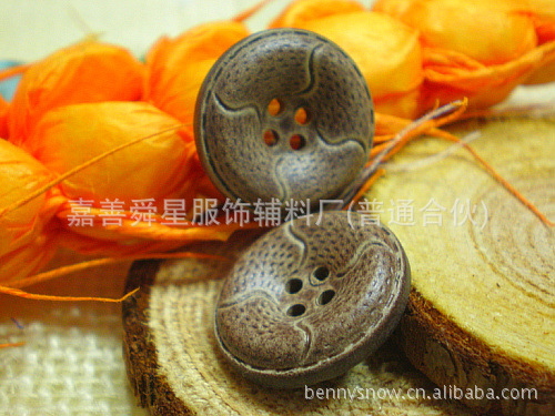 批发仿皮纽扣  圆形有眼凸花纽扣风衣毛呢厂家直供供应定制纽扣