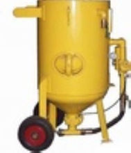 手動壓送式高壓噴砂機可移動室外開放式噴砂罐生產廠家價格便宜