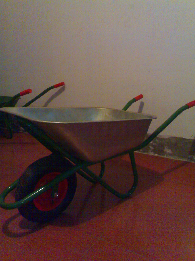 供应俄罗斯独轮手推车WB6404A