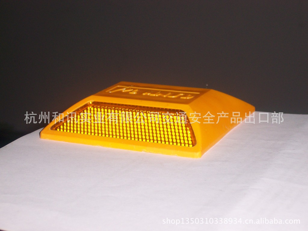 塑料双面反光道钉100*100*20mm