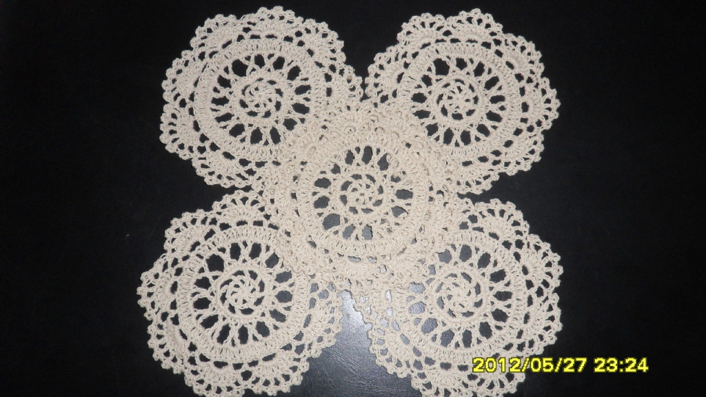 供应新款手钩花朵，胸花，鞋花。手工钩编花款式