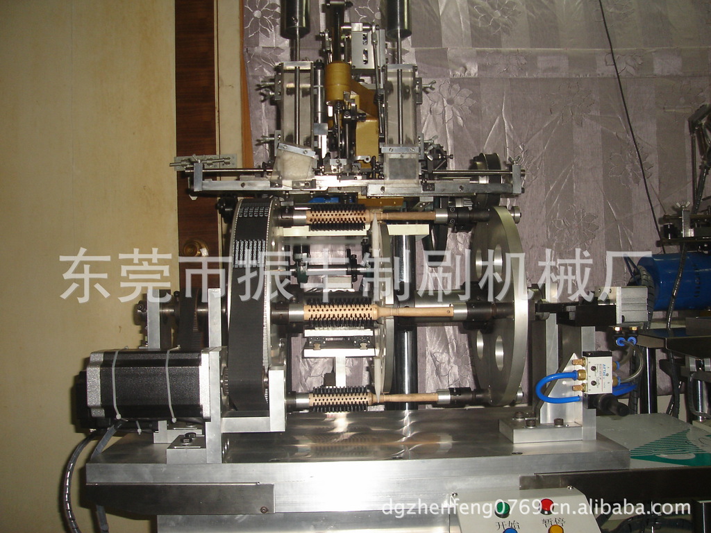 振丰机械直销钻孔植毛同步机 圆棍梳植毛机 圆棍梳钻孔植毛一体机