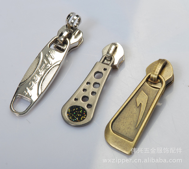 厂家直销箱包服饰辅料定制拉链头,皮革拉片纽扣合金皮标