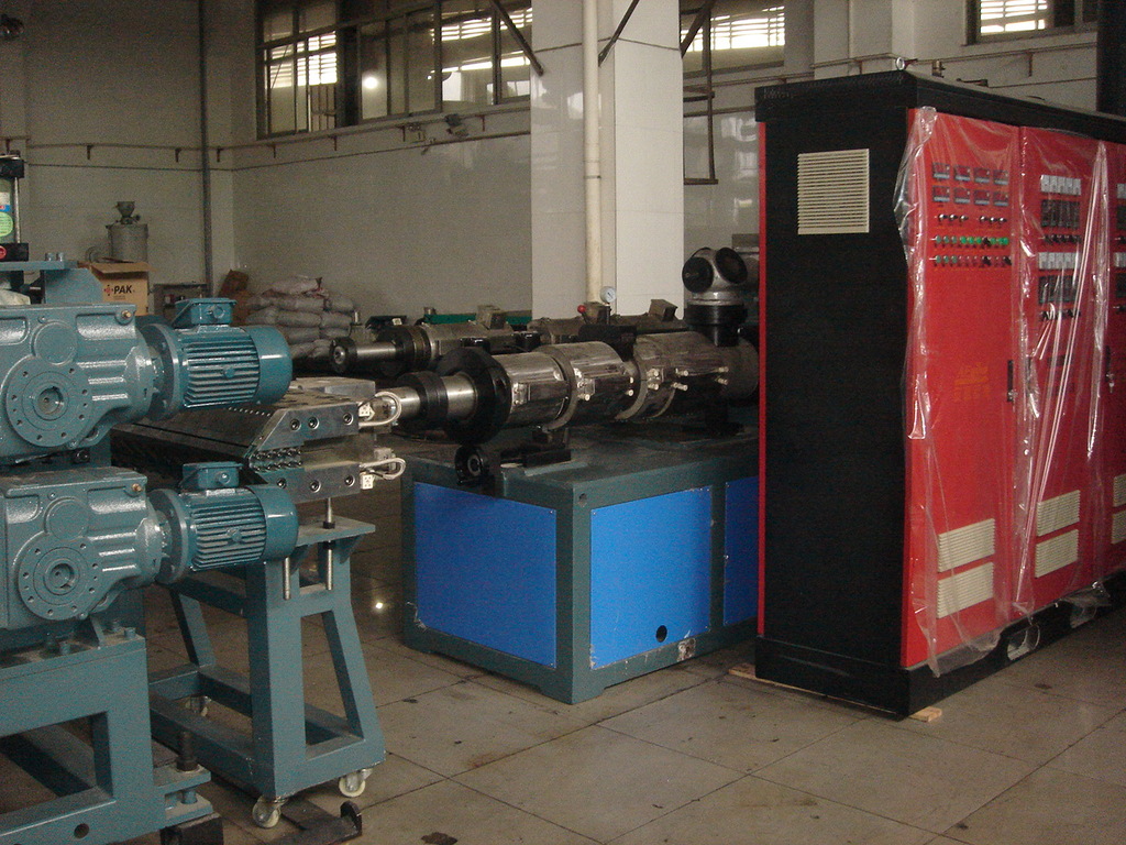 PVC琉璃瓦 供应多种琉璃瓦设备，全自动电脑控制，操作简易