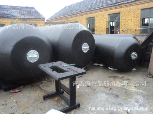 供应品牌质量船用充气护舷/靠球/EVA碰垫/球防撞设施青岛否是海伦