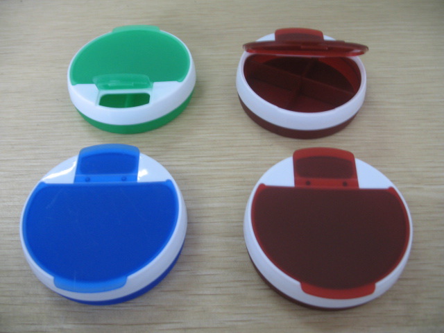 圆形四格塑料药盒，圆形4格塑料塑料药盒。旋转四格塑料药盒。