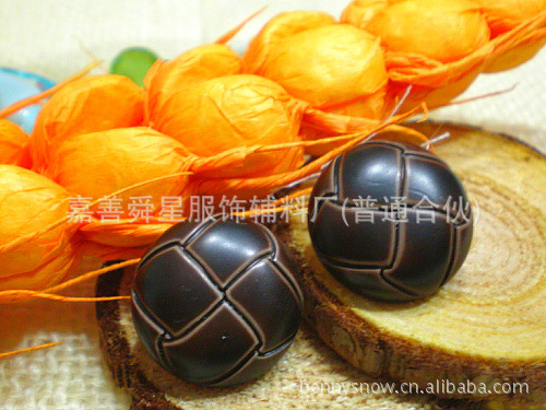 供应品质仿皮有眼纽圆形凸花纽扣扣子衬衫西服布包钮扣衬衣