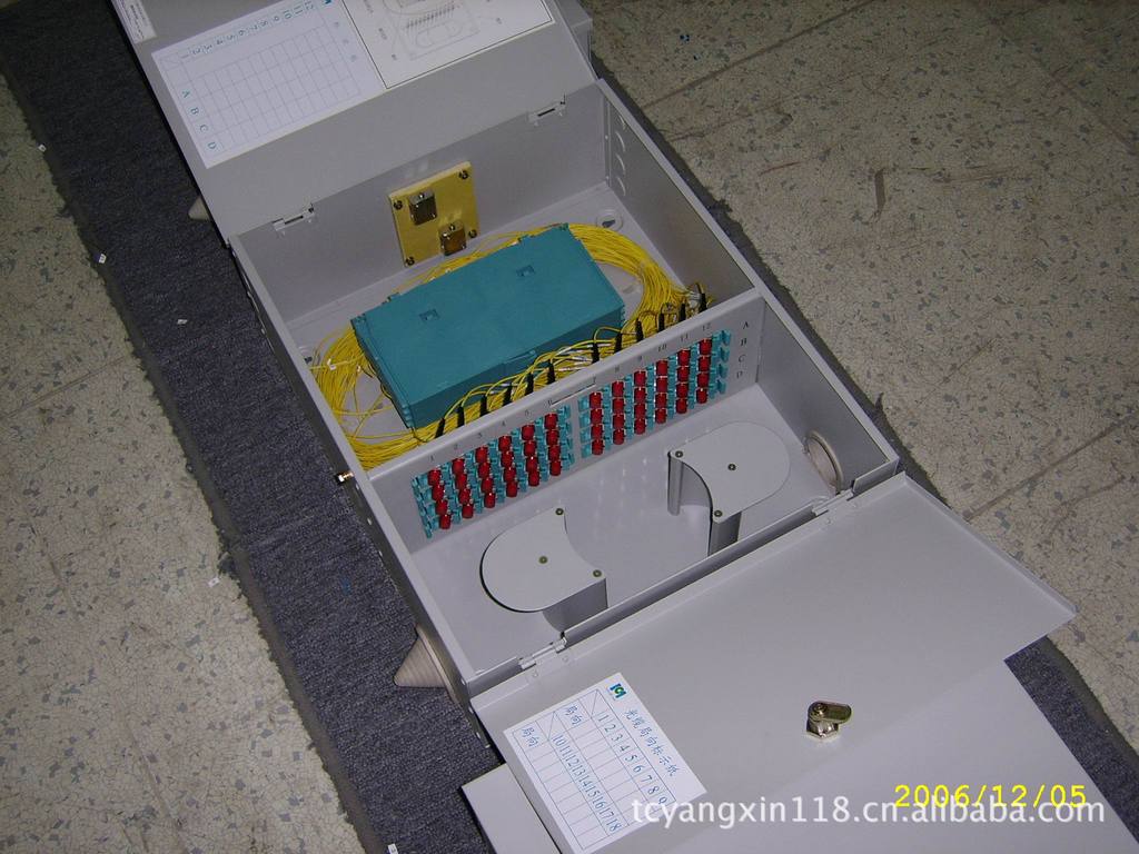 供应世纪人壁挂式光纤配线箱  世纪人光纤分线箱  壁挂式光纤盒