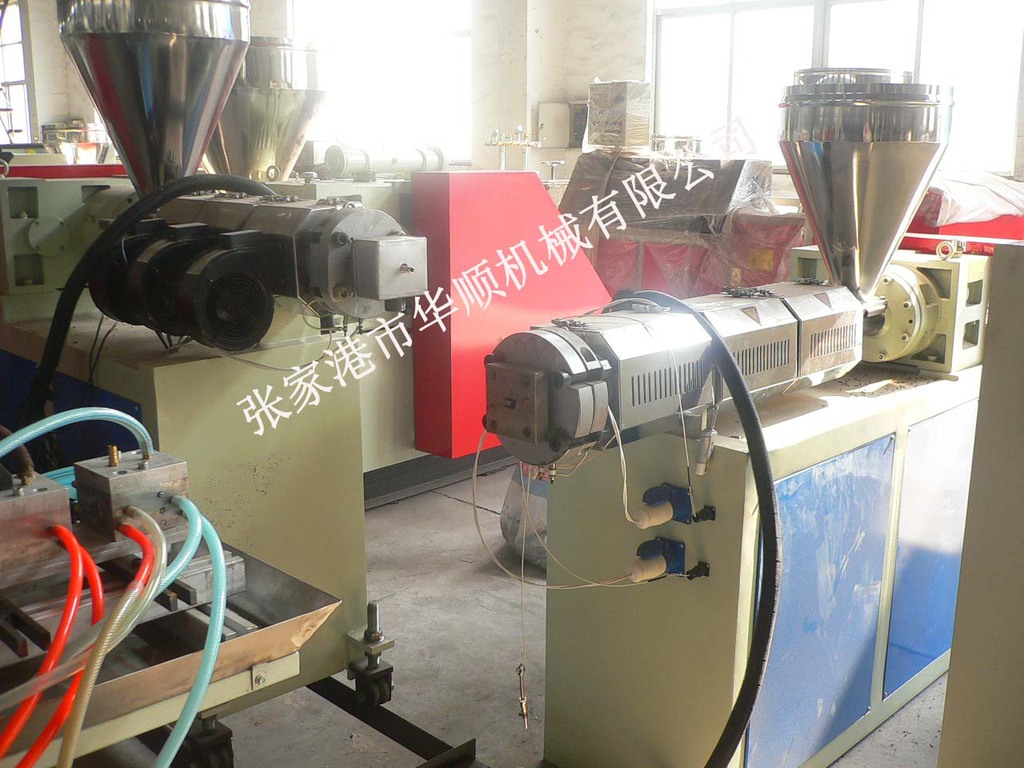 PVC汽车密封条生产线设备13773257086