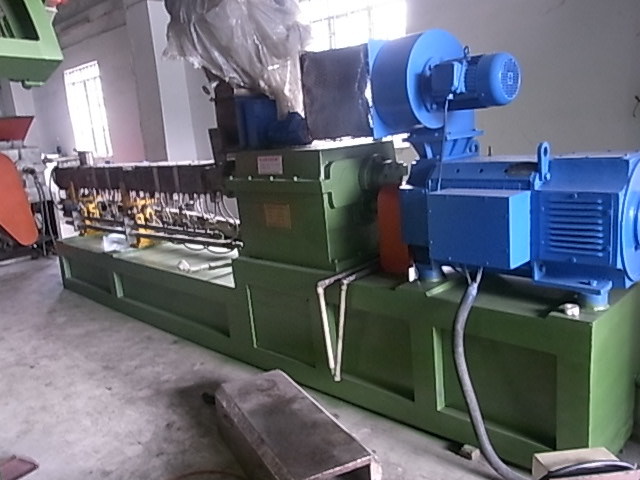 供应（整厂橡塑胶机械设备买卖）广东二手90双螺杆造粒机处理