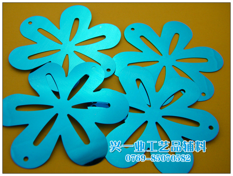 浅蓝色镂空花形亮片，对称性花朵闪光片 颜色多样
