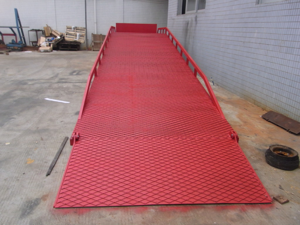 供应集装箱卸货登车桥 移动式登车桥 14T登车桥