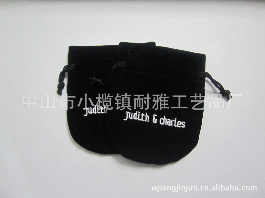 厂家生产植绒半圆绒布袋颜色鲜艳款式多样化的礼品包装袋束口袋