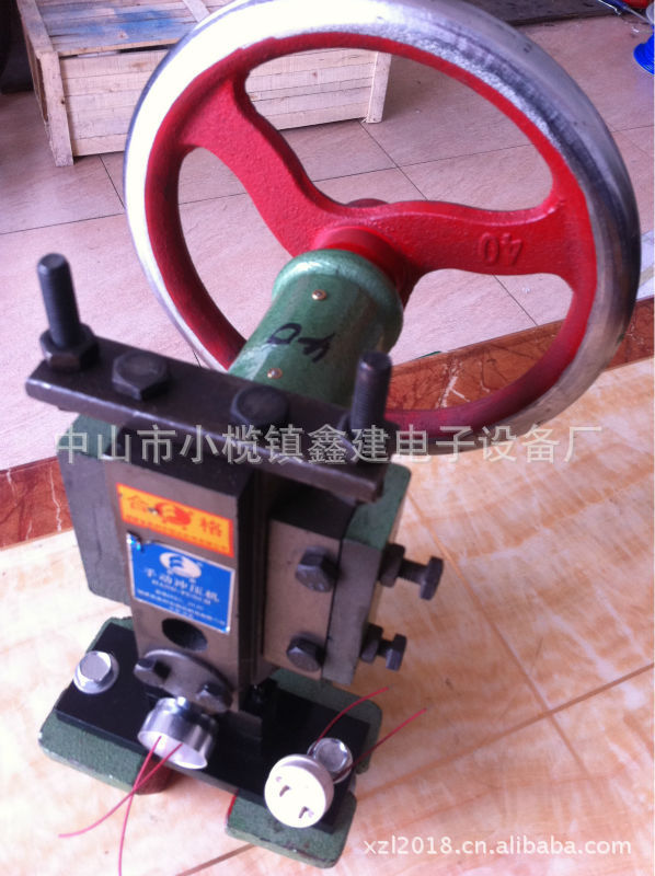 直销LED设备T5T8GX53MR16GU10灯头铜针免焊打点压铆模具压线机