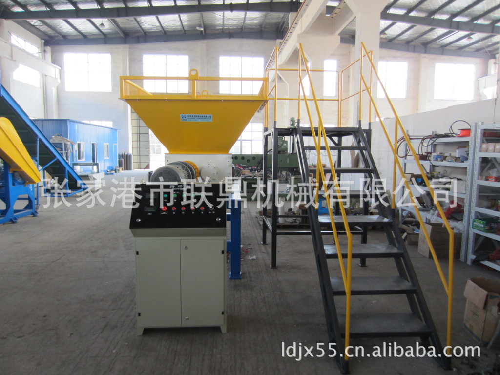 本厂专业供应塑料辅机 撕碎机成套设备  塑料成套设备